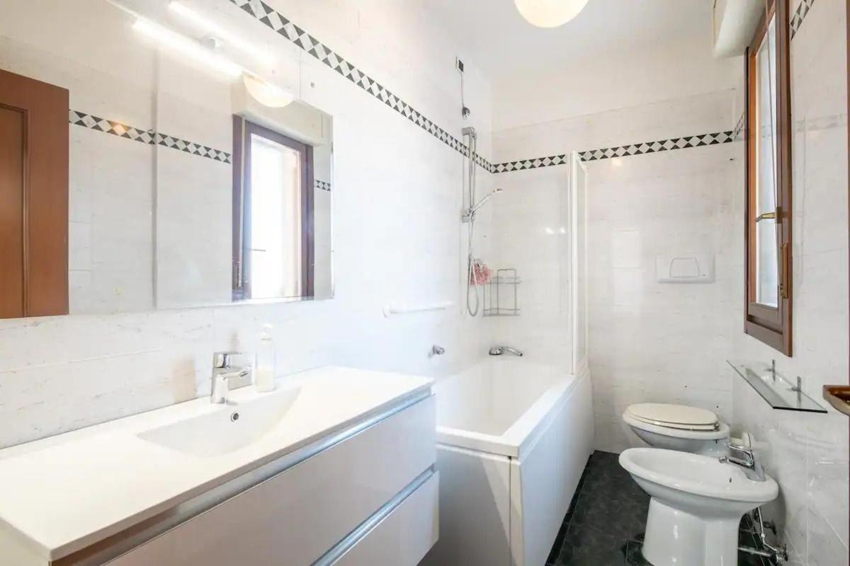 Suite Con 2 Balconi - 6 Guest Prato  Luaran gambar